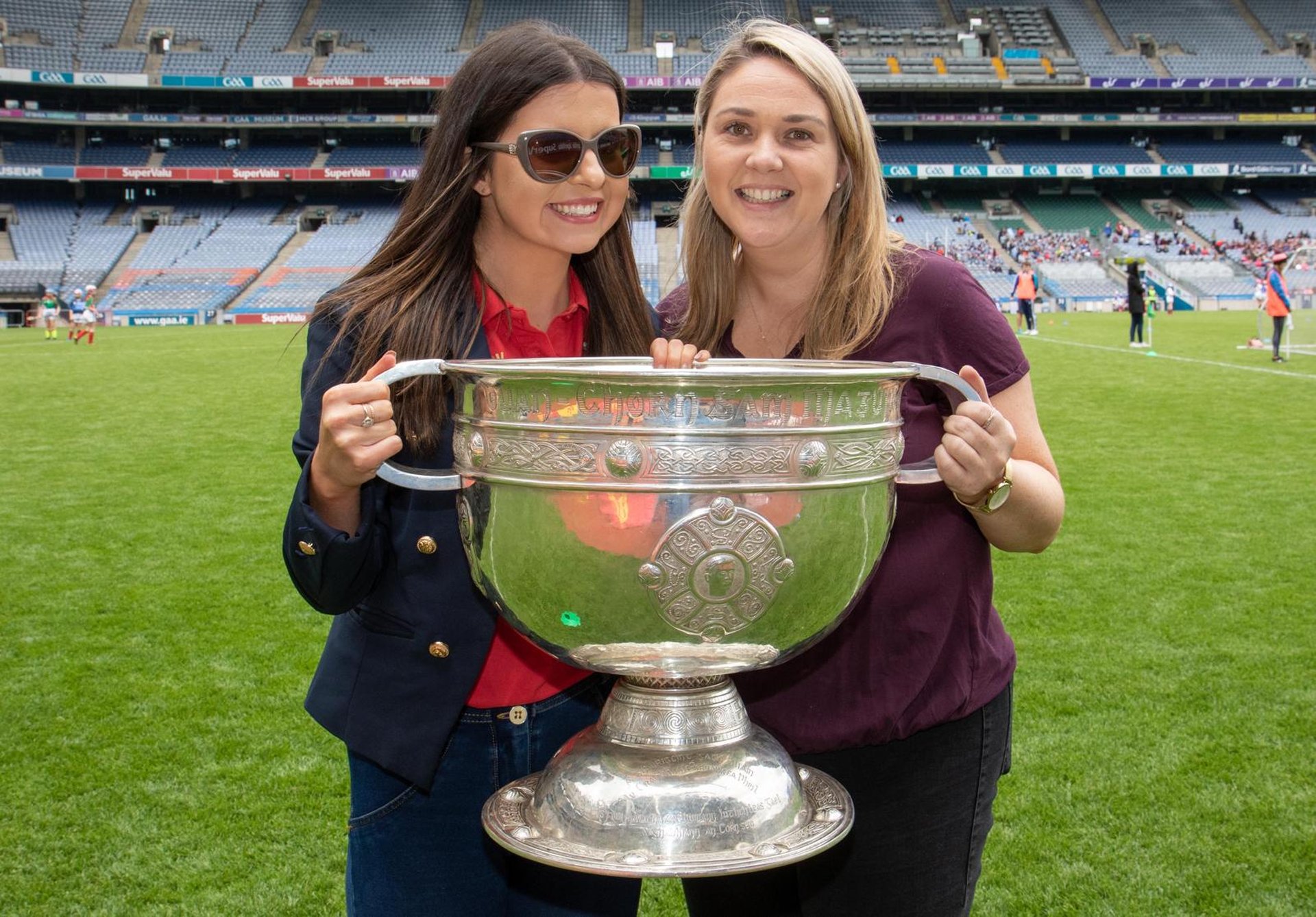 Two girls with Sam : Current Cisteoir, Sandra McIntyre (right) and former assistant PRO, Leona Ruane are both from Mayo. Image