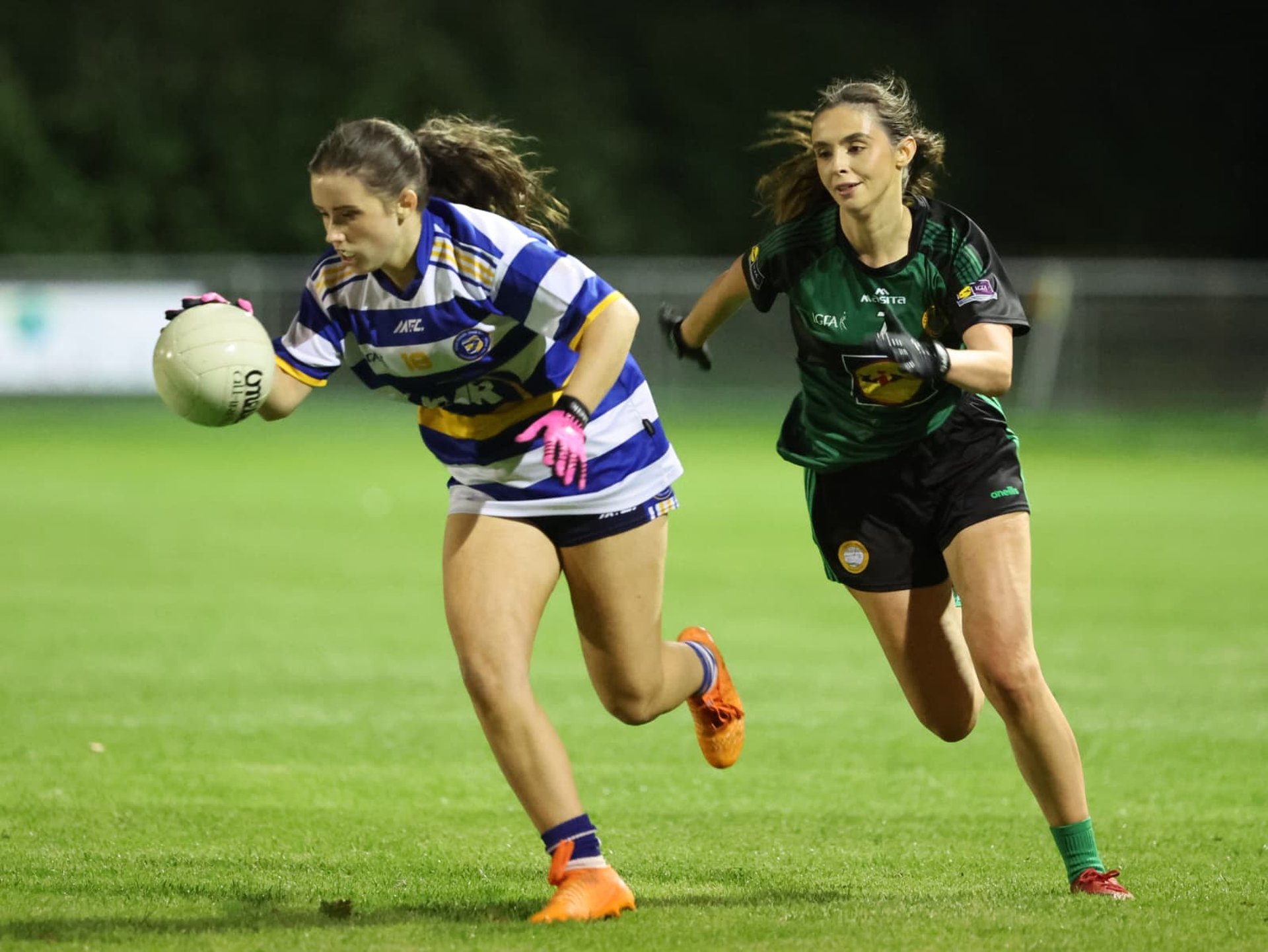 Tori Whelan (Templeogue Synge St) evades Erins Isle Katie Farrell during the PTSB Junior N Championship Final. Sept 4th. Image credit Maurice Grehan.  Image