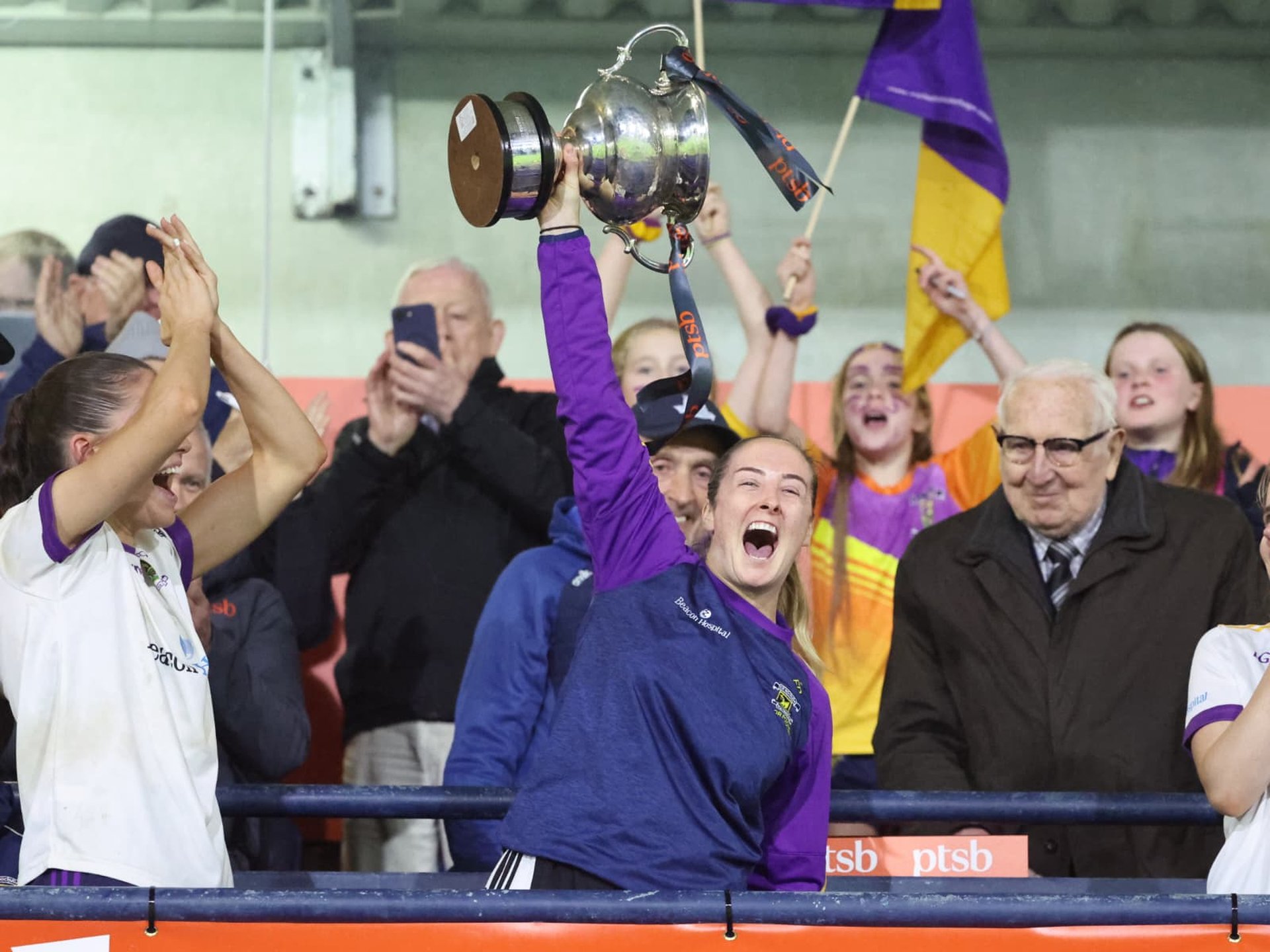 Kilmacud crokes captain, Éabha Rutledge lifts aloft the Michael Murphy Memorial Cup following her sides victory in the 2026 PTSB Senior club championship final. Image credit Maurice Grehan Image