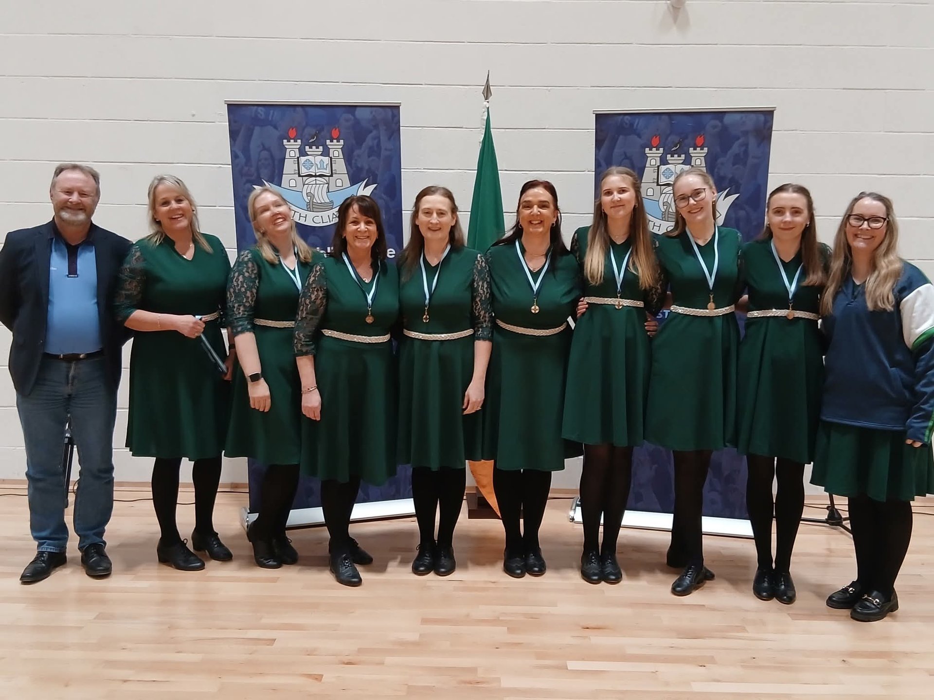 Coiste Scór Átha Cliath chairpersom Liam Ó Culbáird and Bean an Tí Aisling Gibbons Duff with the O’Dwyer’s Set Dancing team. Image